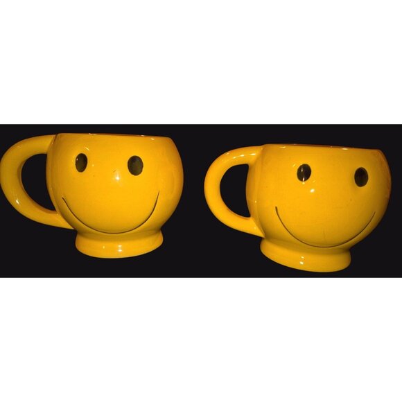 Set Of 2 Vintage Yellow Smiley Face Ceramic Coffee Mugs - Picture 1 of 7